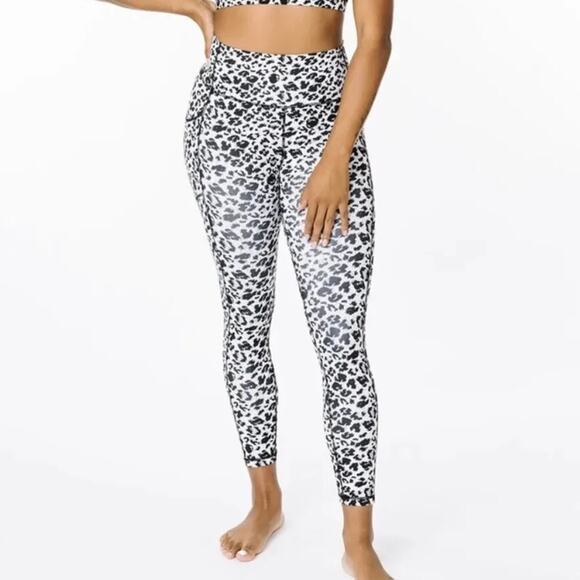 Zyia Active Black & White Leopard Print Pocket Cropped Leggings Size 4 - Picture 1 of 7